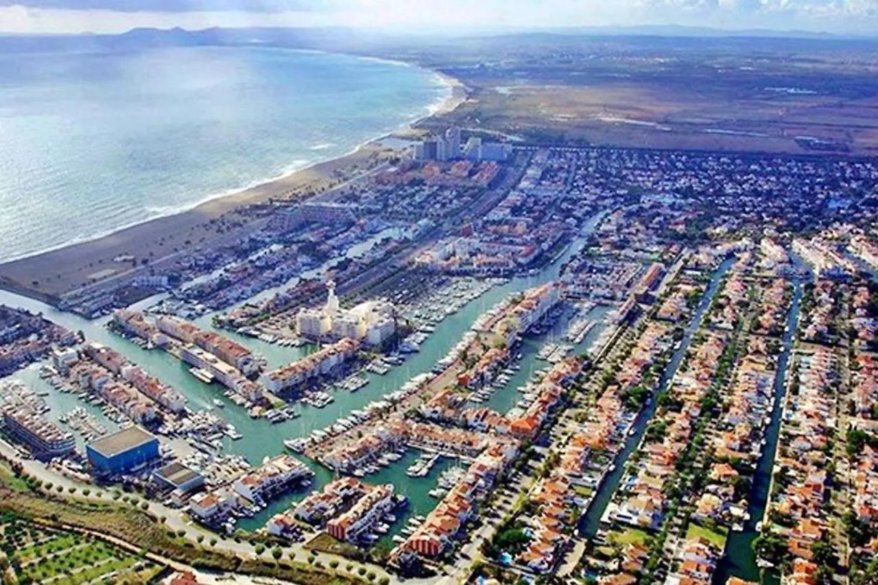 One Bedroom Appartement At Empuriabrava 50 M Away From The Beach With Lake View And Furnished Terrace 0*,  スペイン